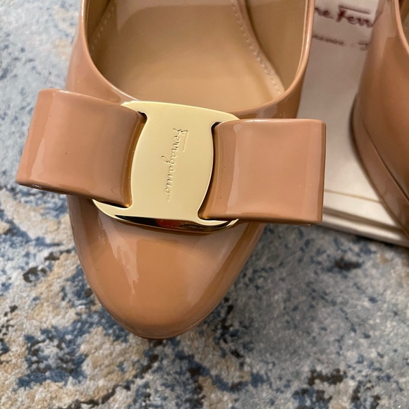 Brand NEW Salvatore Ferragamo VARA BOW PLATFORM PUMP - Picture 3 of 10